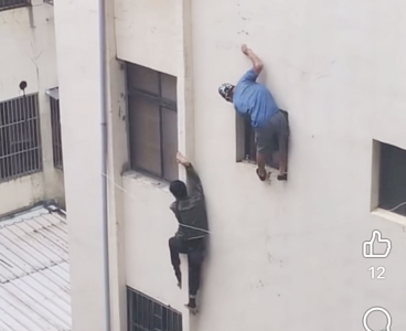 警察來了！移工扮蜘蛛人「掛4樓外牆」往下爬　不要命畫面曝
