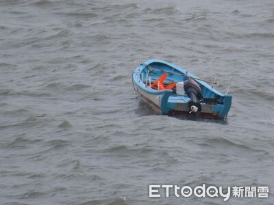 金門北碇海域現漂流無人小艇　海巡將依廢清法公告清除