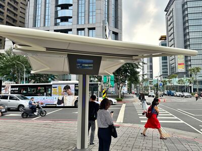 全國首創！新北板橋試辦自動化人行道遮陽傘　隨日照開闔抗高溫