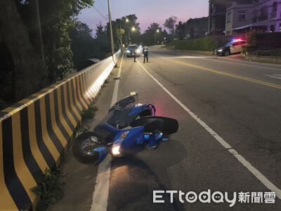疑過彎速度太快「自撞路邊護欄」　金門騎士腦震盪送醫