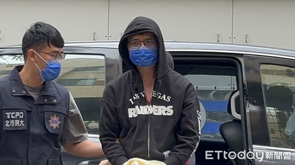 ▲▼北市刑大科偵隊拘提《個資法》被告王大偉。（圖／記者劉昌松攝）