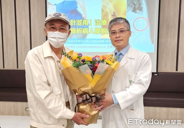 ▲奇美醫院中醫部骨傷科主任任東輝指出，以針上灸搭配中藥治療，可協助腰椎骨折病人改善疼痛。（記者林東良翻攝，下同）