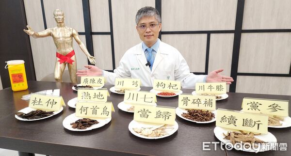 ▲奇美醫院中醫部骨傷科主任任東輝指出，以針上灸搭配中藥治療，可協助腰椎骨折病人改善疼痛。（記者林東良翻攝，下同）