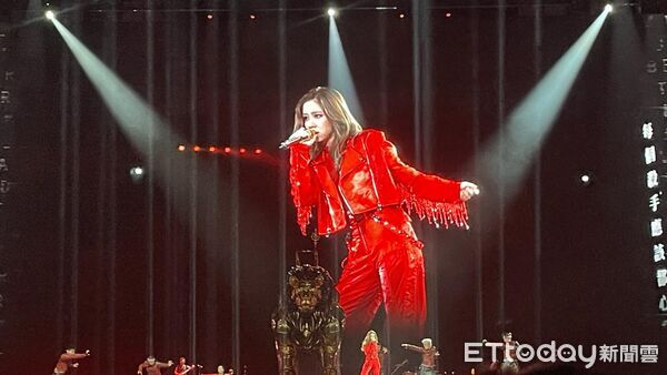 直擊／鄧紫棋霸氣踩巨獅開唱！  大巨蛋甜撂台語「突緊張卡詞」