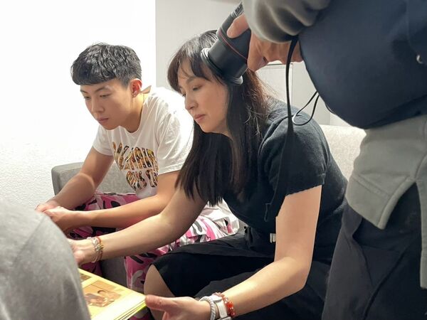 ▲高菊花女兒昭伶，在資料館翻閱母親當時被監控的紀錄檔案。（圖／野火樂集提供）