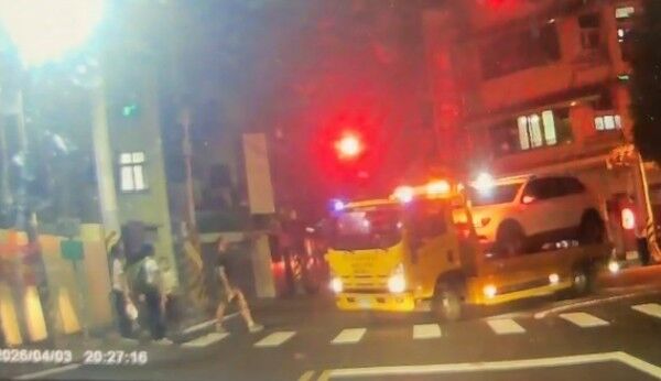 ▲爸爸帶女兒走斑馬線，拖吊車左轉未減速差點撞上。（圖／民眾提供）