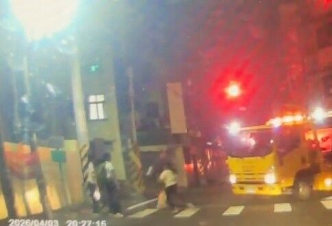 ▲爸爸帶女兒走斑馬線，拖吊車左轉未減速差點撞上。（圖／民眾提供）