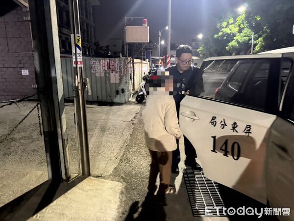 ▲屏東警分局員警送郭婦返家。（圖／記者陳崑福翻攝）