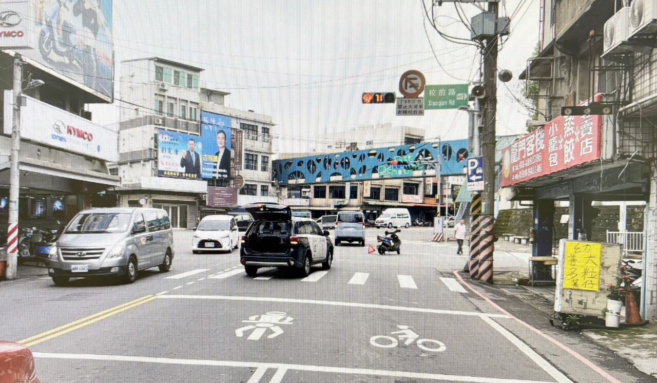 阿北外側鬼切左轉!猛撞廂型車倒地 後方貨櫃車急煞驚險畫面曝