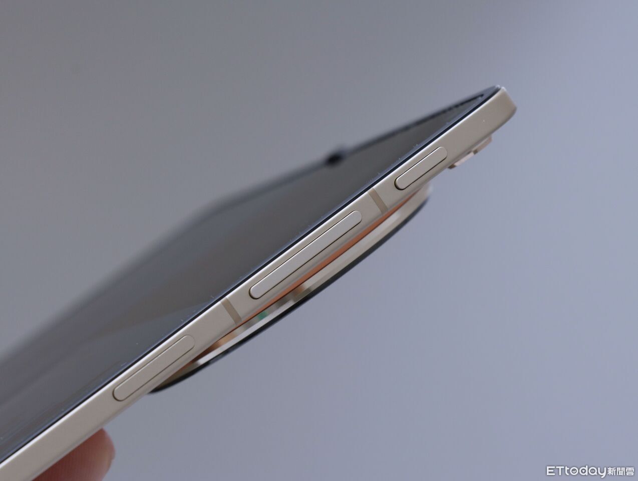 ▲▼    OPPO,N6,OPPP N6,摺疊機         。（圖／記者蘇晟彥攝）