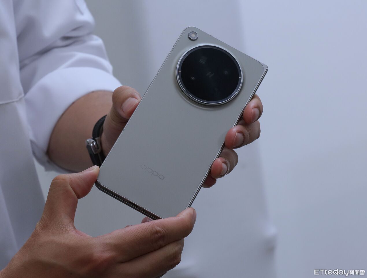 ▲▼    OPPO,N6,OPPP N6,摺疊機         。（圖／記者蘇晟彥攝）