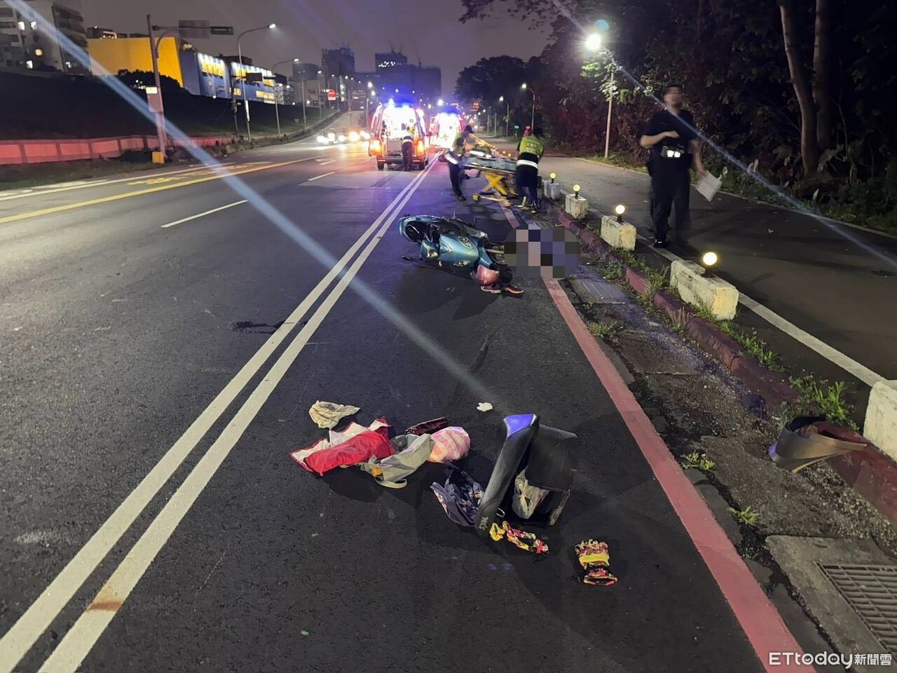 快訊/新莊堤外道死亡車禍!機車自摔遭追撞 女乘客送醫不治