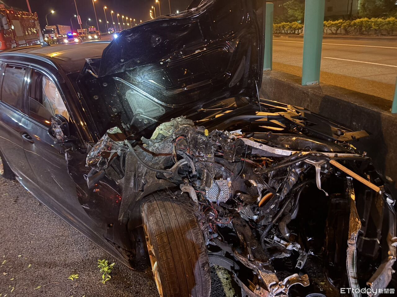 快訊/台南改裝BMW猛撞廂型車!運將拋飛命危 肇事駕駛棄車逃