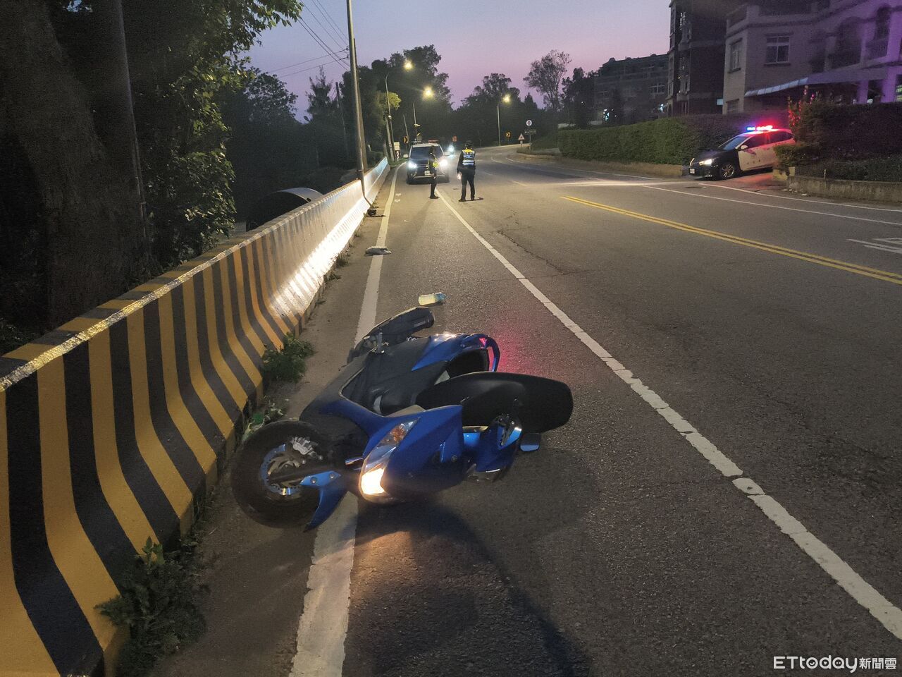 疑過彎速度太快「自撞路邊護欄」 金門騎士腦震盪送醫