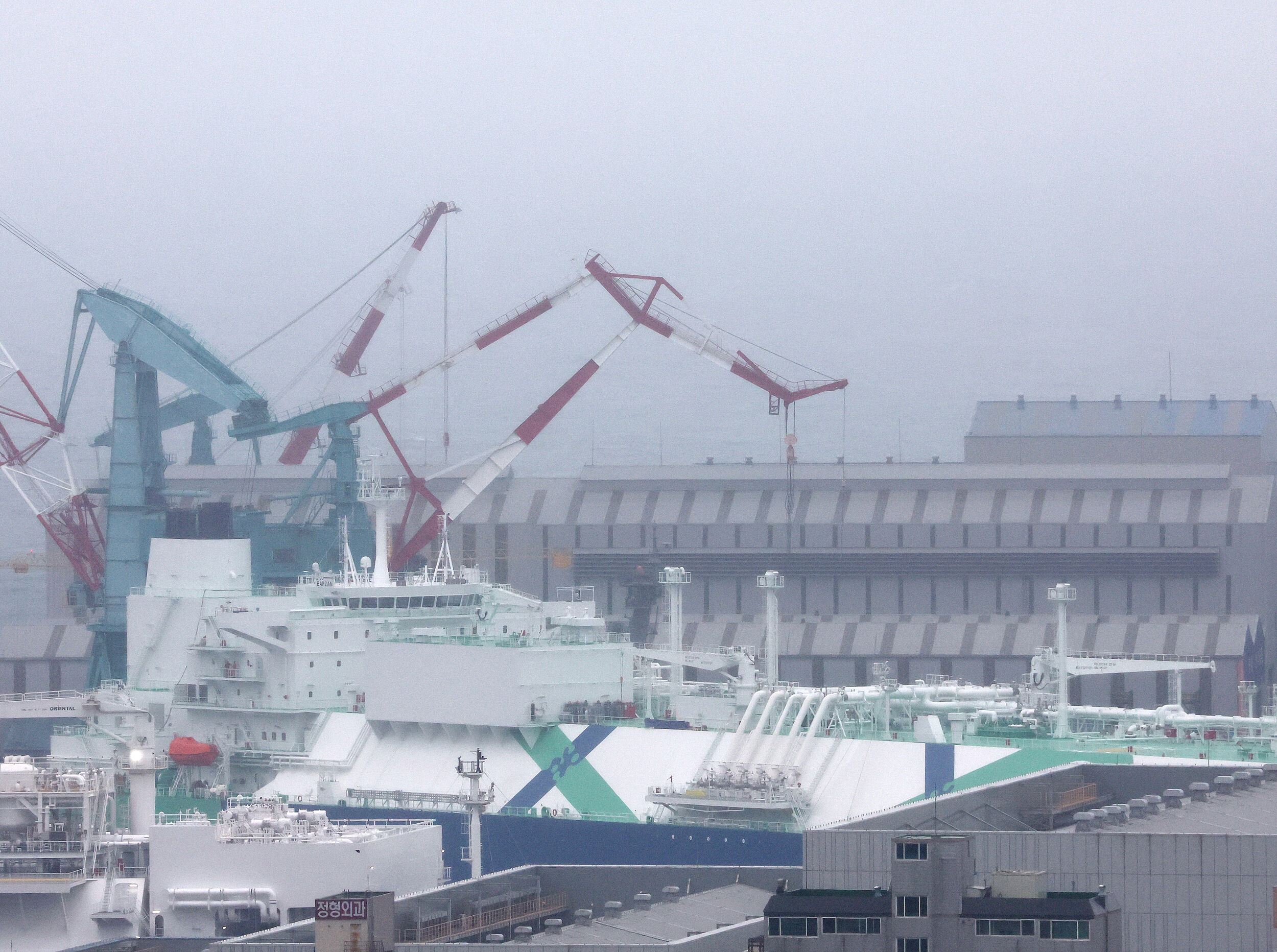 ▲▼南韓HD現代重工蔚山造船廠，一艘維修中的潛艦「洪範圖號」9日下午發生火災。（圖／VCG）
