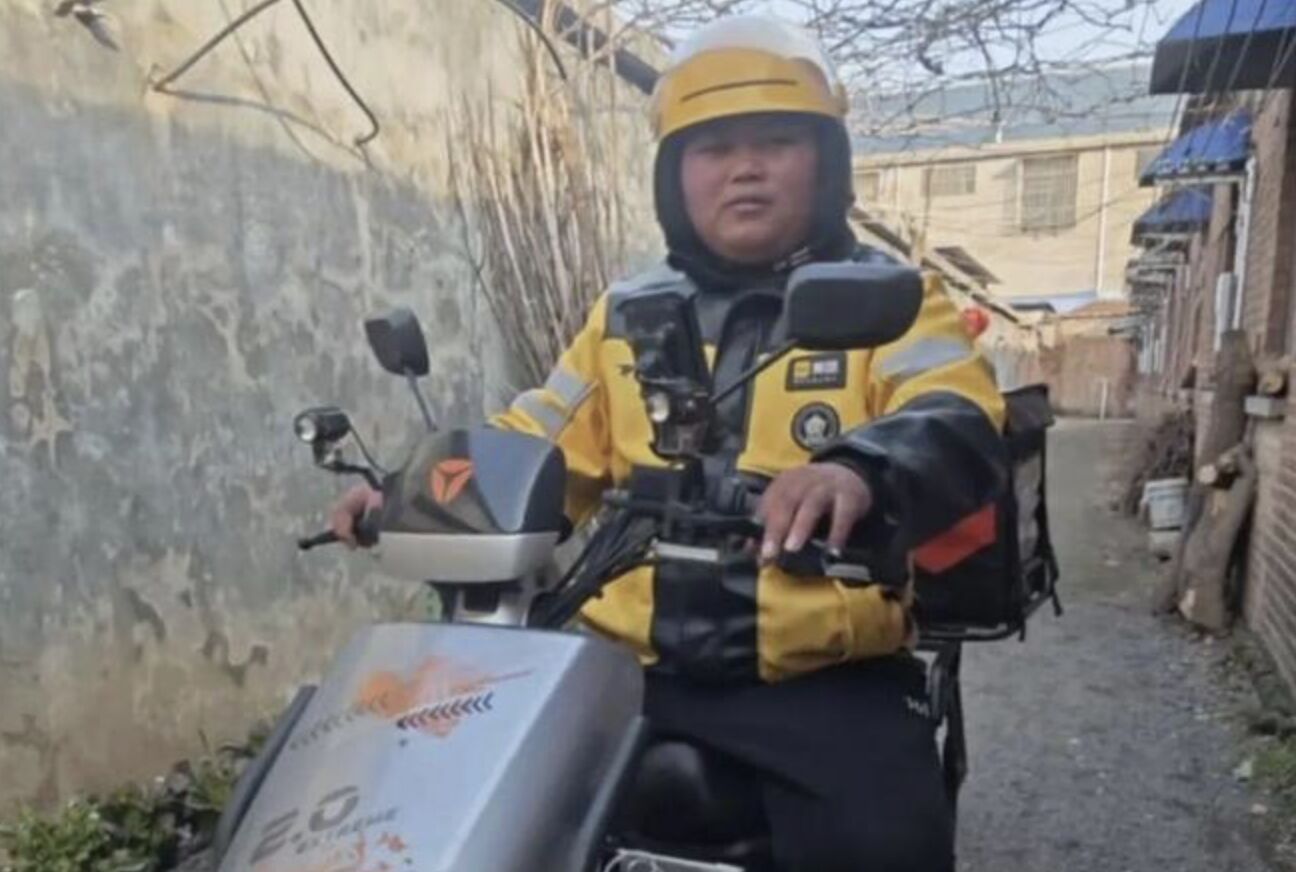 ▲張瑜是江蘇徐州馬陵山小鎮唯一的外送騎手。（圖／翻攝南風窗）