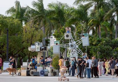 高美館免費特展搭家電摩天輪、旋轉木馬　看水中漂浮計程車