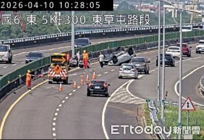 快訊／國6西向東草屯段2車追撞！休旅車翻覆躺路中　現場畫面曝