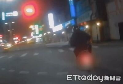 毒品通緝男闖紅燈跑給警察追　騎機車狂逃3km...自撞騎樓落網