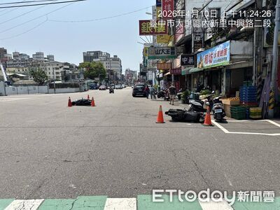 快訊／台中大里轎車市場暴衝「連撞2機車」　女腦出血昏迷送醫