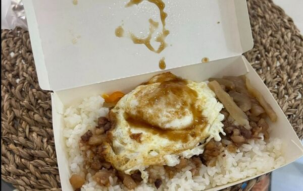 ▲彰化有間賣滷肉飯，外帶用餐盒包裝加10元。（圖／民眾提供　翻攝自Google 評論）