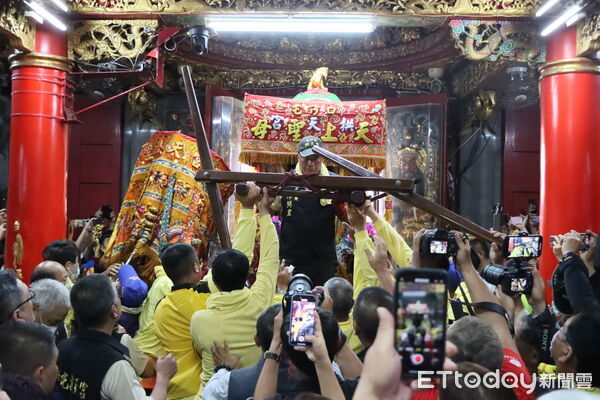 ▲白沙屯拱天宮媽祖昨深夜舉行「放頭旗」儀式，86歲的值年爐主陳廣雄因病缺席，改兒子代表出席。（圖／記者楊永盛攝）