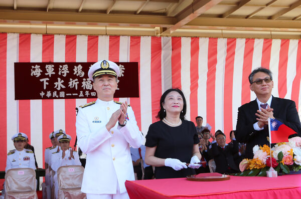 ▲擲瓶祈福儀式左起海軍司令蔣正國上將、擲瓶人司令夫人葛意芬、台船公司陳政宏董事長。（圖／台船提供）
