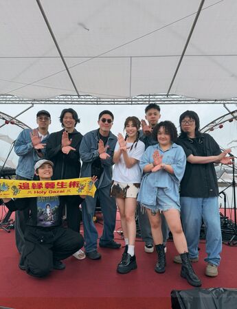 ▲▼ 台語歌后蔡家蓁加入金獎樂團「同根生」客串「一日限定主唱」。（圖／想不到娛樂製造所提供）