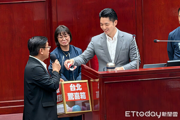▲議員陳賢蔚質詢，請市長蔣萬安摸彩。（圖／記者林敬旻攝）