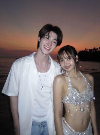 ▲▼Lisa曖昧貼身合照突曝光！男生是小3歲「泰版車銀優」　韓網暴動。（圖／翻攝Lisa、彭提瓦特唐萬查洛IG）