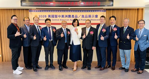 ▲左起夏威夷州政府駐台北辦事處許正昌處長、愛達荷州亞太區辦事處顏銀德處長、ASOA嚴樹芬會長、外貿協會邱揮立副秘書長、IEAT黃文榮秘書長、貝里斯駐台梅凱瑟大使、瓜地馬拉駐台艾特維大使、美國在台協會農業組漢夢閣組長、中美洲經貿辦事處詹朝富主任、密蘇里州亞太商務辦事處馬漢海處長、懷俄明州亞太商務辦事處朱裕誠處長。（圖／IEAT提供）