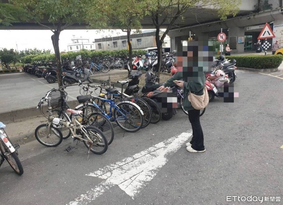 戴姓女專生急尋「消失腳踏車」 東港警眼尖在車站外圍找回
