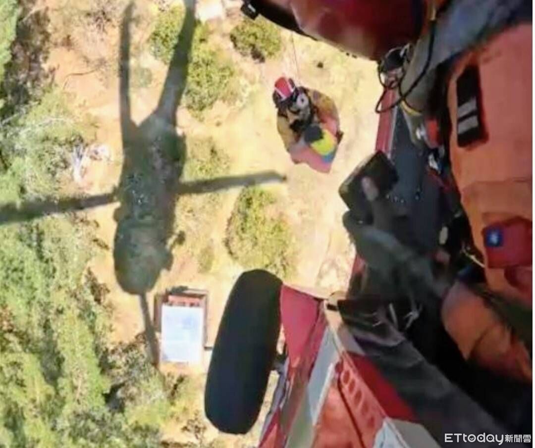 山友登南投金礦山...右眼受傷無法行走!空勤直升機吊掛送醫