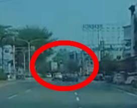 ▲彰化花壇鄉移閃車失控撞路邊3車。（圖／翻攝自thread／Shing Tai提供）