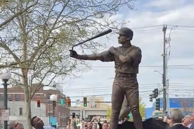 一朗銅像揭幕竟斷棒！自嘲化解尷尬　水手玩哏推同款公仔