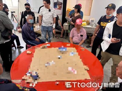 小琉球鐵皮屋藏天牌賭場！屏東警跨海逮19人　滿桌鈔票全沒收