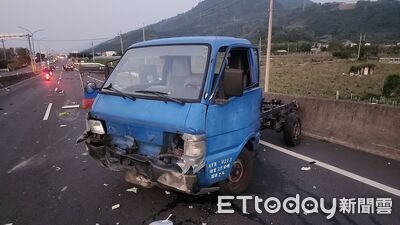 BMW超車擦撞！小貨車失控旋轉猛撞護欄　後斗棚架整組飛脫