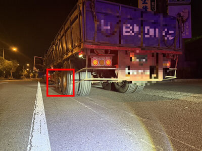 國1聯結車爆胎「胎皮高速噴出」29車閃不掉連環撞　現場畫面曝