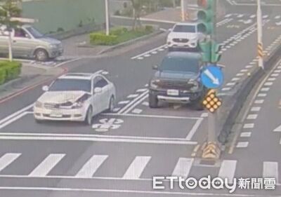 賓士撞分隔島再追尾皮卡！桃園短褲男溜了　還抱一包神秘物品
