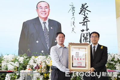 筆耕一生推廣台語文學　黃偉哲頒「卓越市民」表彰蔡奇蘭老師