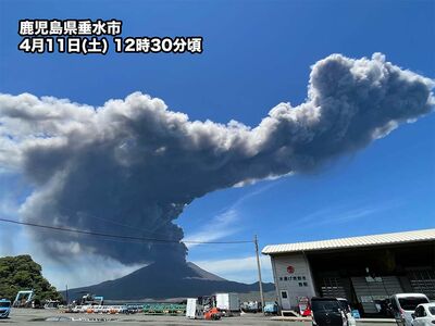 日本櫻島火山今年首爆發！噴煙直衝3400公尺　巨石狂飛降灰擴散