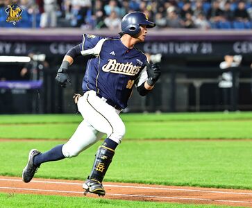 岳政華歸隊首打席敲安　平野惠一期待回前段打線今續扛先發第9棒