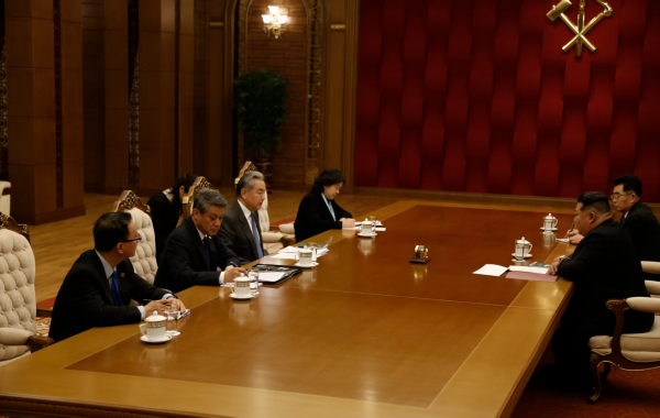 ▲▼ 朝鲜最高领导人金正恩会见王毅 2026.4.10 。 (图/翻摄 中国外交部网站)