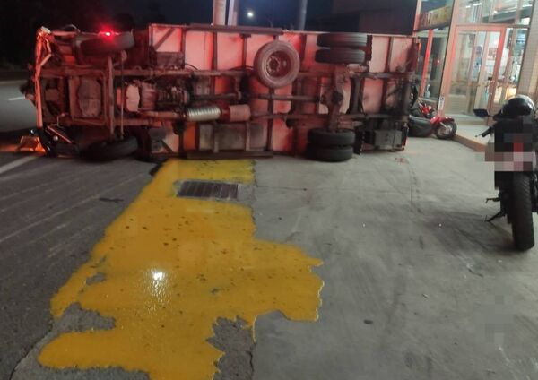 ▲福興鄉發生蛋車與機車碰撞側翻波及4機車，雞蛋全撒在地面。（圖／民眾提供）