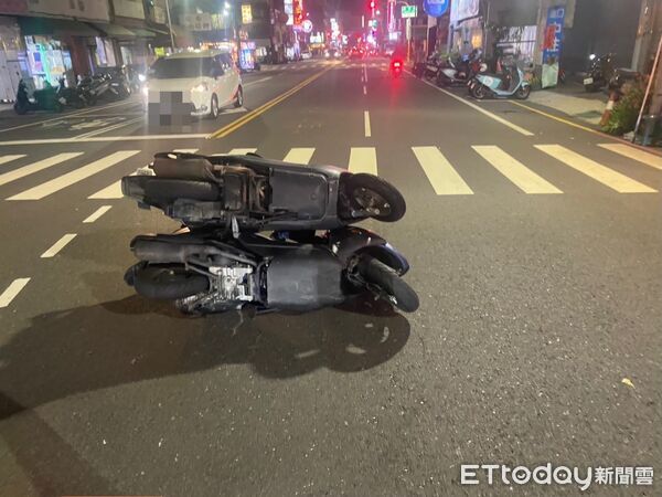 ▲台南市東區府前路二段9日深夜發生機車對撞事故，3人受傷送醫，所幸無生命危險。（記者林東良翻攝，下同）