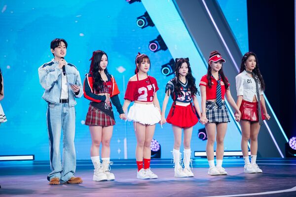 ▲ 緯來《宇宙啦啦隊》MC銀赫(左起)、空降選手李多寅、Momo、苺苺、妃妃、Tina。（圖／緯來提供）