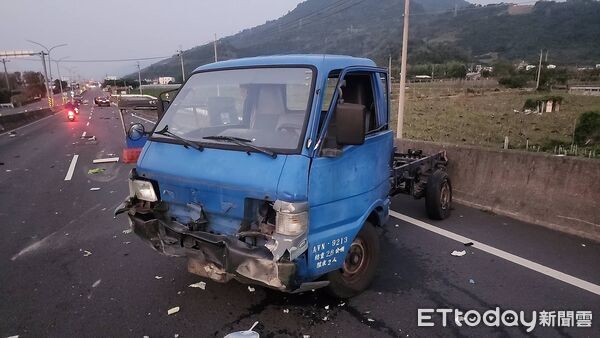 ▲▼台東知本BMW超車擦撞小貨車，後斗棚架整組飛脫。（圖／記者楊晨東翻攝）