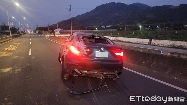 ▲▼台東知本BMW超車擦撞小貨車，後斗棚架整組飛脫。（圖／記者楊晨東翻攝）