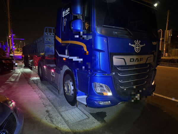 ▲國1北溪湖路段凌晨聯結車爆胎釀29車連環追撞。（圖／國道警方提供）