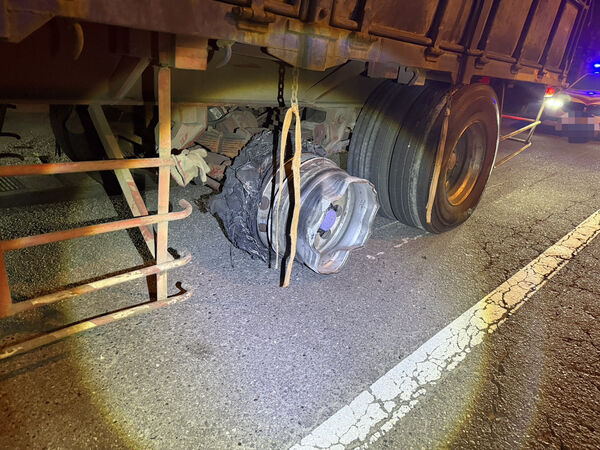 ▲國1北溪湖路段凌晨聯結車爆胎釀29車連環追撞。（圖／國道警方提供）